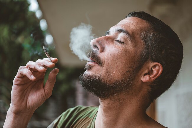 Человек курит марихуану - рехаб
