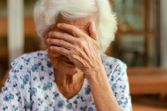Проявление деменции у пожилой женщины